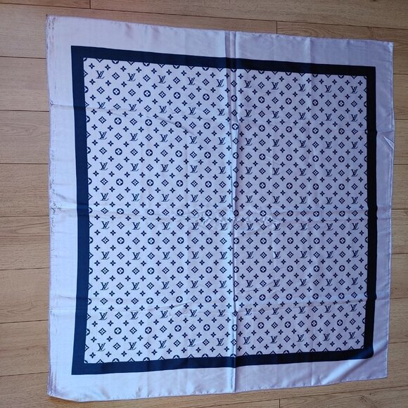 Vintage Louis Vuitton Scarf 100% Silk 38" x 41" Lilac/Navy - Picture 2 of 7
